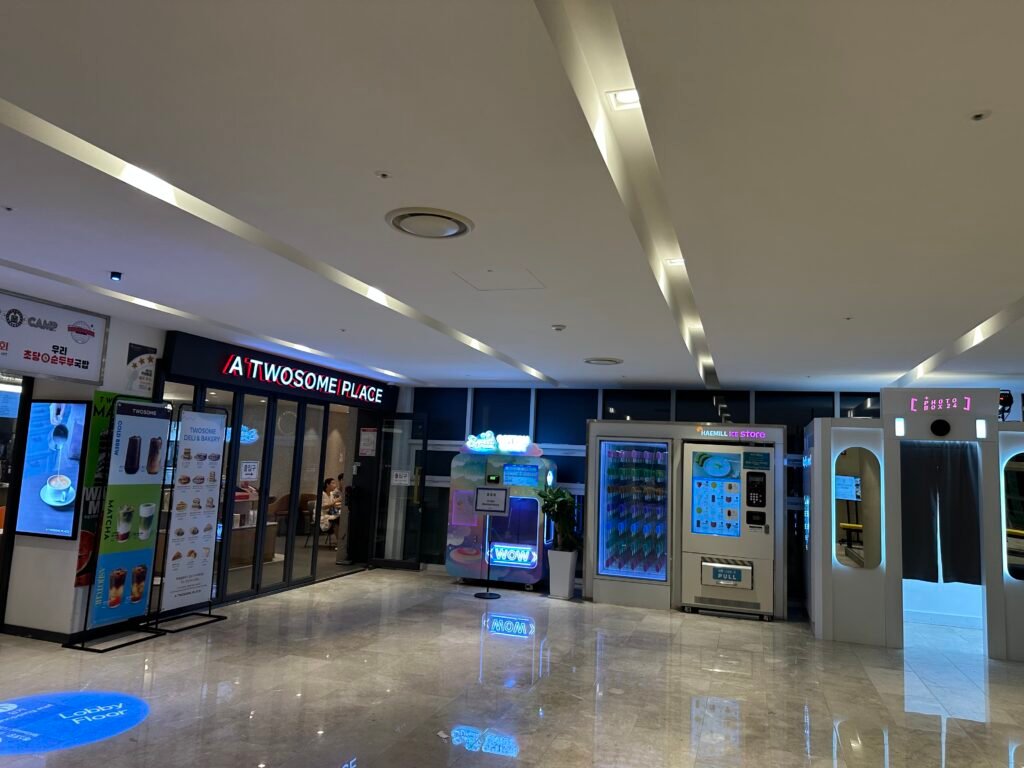 A view of the Korean café 투썸플레이스 and an ice cream vending machine