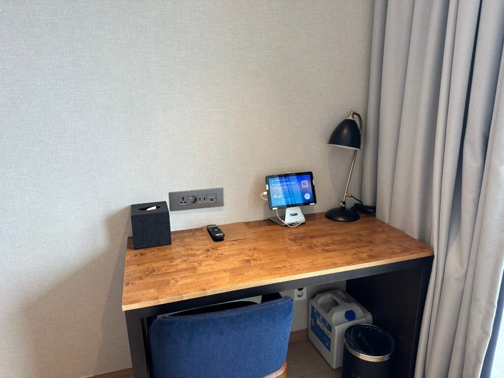 A desk and chair inside the hotel room